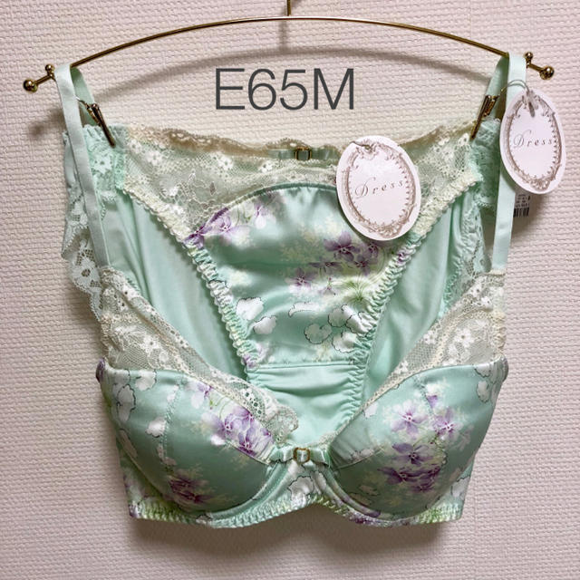 Triumph(トリンプ)の【E65M】トリンプ Dress 高級イタリアサテン ブラ＆ショーツ レディースの下着/アンダーウェア(ブラ&ショーツセット)の商品写真