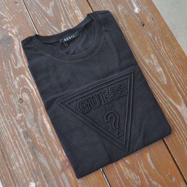 GUESS(ゲス)の送料込Sサイズ☆日本未入荷 GUESS ゲス エンボス ロゴ Tシャツ 黒 レディースのトップス(Tシャツ(半袖/袖なし))の商品写真