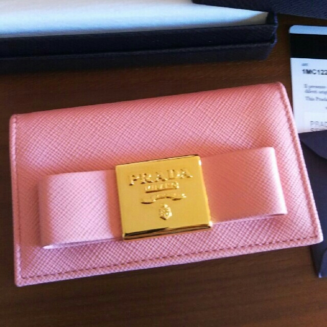 大流行中！ 限定値下げ カードケース 新品 美品 レザー PRADA リボン