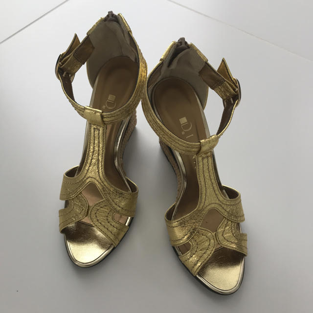 DIANA(ダイアナ)のDIANA👠アンクルストラップ ゴールドサンダル レディースの靴/シューズ(サンダル)の商品写真