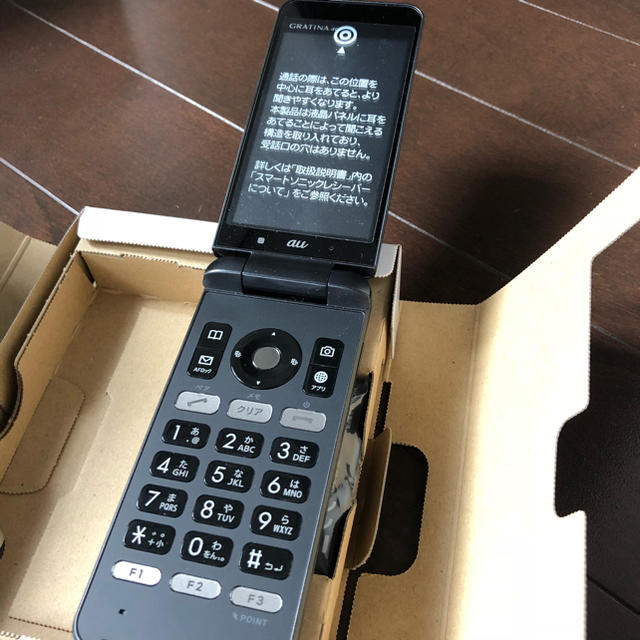 au(エーユー)の【SIMロック解除済み】au gratina 4g ガラケー ガラホ 新品 スマホ/家電/カメラのスマートフォン/携帯電話(携帯電話本体)の商品写真