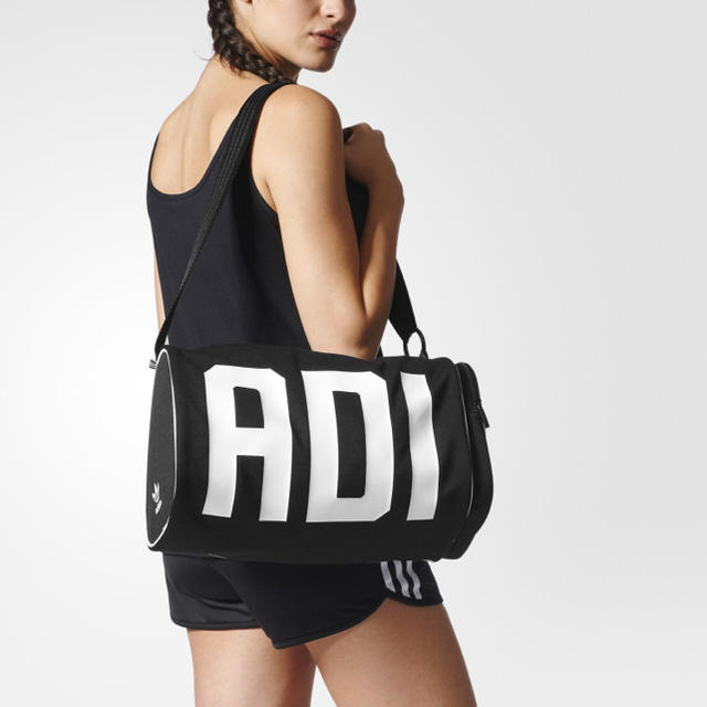 adidas(アディダス)のadidas originals ビッグロゴドラム型ボストンバッグ 中古 レディースのバッグ(ショルダーバッグ)の商品写真