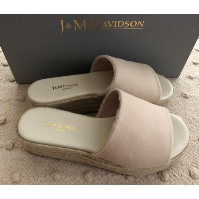 J&M DAVIDSON(ジェイアンドエムデヴィッドソン)の値下げ‼️ J&M DAVIDSON LEA HAIR-ONサンダル  レディースの靴/シューズ(サンダル)の商品写真