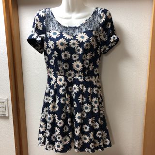 イング(INGNI)の【美品】INGNIネイビーの花柄ワンピース(ひざ丈ワンピース)