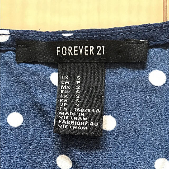 FOREVER 21(フォーエバートゥエンティーワン)のFOREVER21 ブラウス ドット レディースのトップス(シャツ/ブラウス(半袖/袖なし))の商品写真