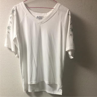 アベイル(Avail)の花柄の刺繍が可愛い♡ 白のTシャツ Avail(Tシャツ(半袖/袖なし))