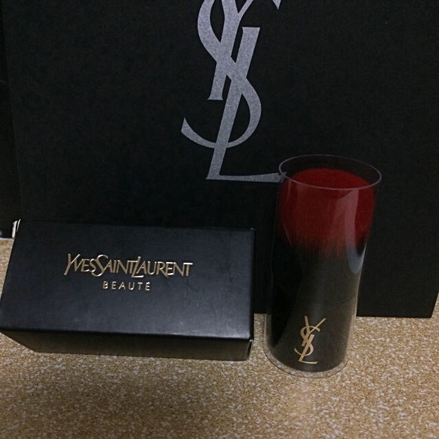 Yves Saint Laurent Beaute(イヴサンローランボーテ)のSAYA様 専用です イヴ・サンローラン ポーチ&ブラシセットとDiorミラー コスメ/美容のベースメイク/化粧品(その他)の商品写真