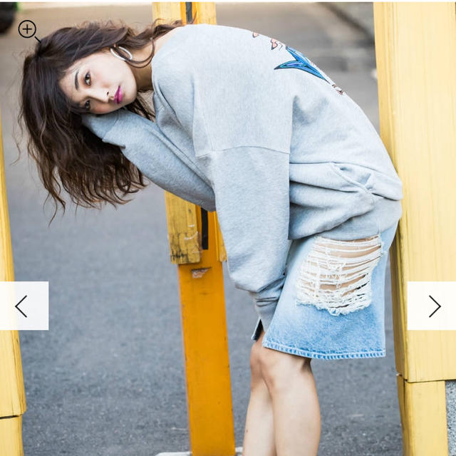GYDA(ジェイダ)のSIDE RIPPED タイトデニムスカート アイスブルー エモダ   スライ レディースのスカート(ひざ丈スカート)の商品写真
