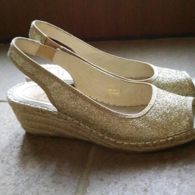 【新品未使用】ゴールドのウェッジソールサンダル レディースの靴/シューズ(サンダル)の商品写真