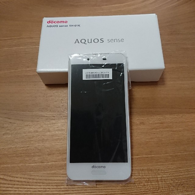 SHARP(シャープ)のSIMフリーdocomo AQUOS sense SH01K ホワイト  スマホ/家電/カメラのスマートフォン/携帯電話(スマートフォン本体)の商品写真