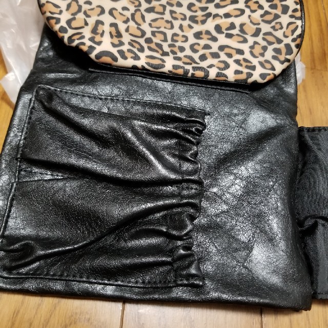 GUESS(ゲス)のGUESS 新品未使用 化粧ポーチ レディースのファッション小物(ポーチ)の商品写真