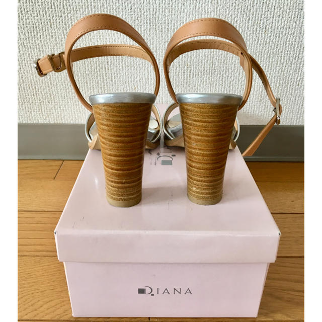 DIANA(ダイアナ)のDIANA☆サンダル☆シルバー☆太ヒール10cm☆木目調☆21.5cm レディースの靴/シューズ(サンダル)の商品写真