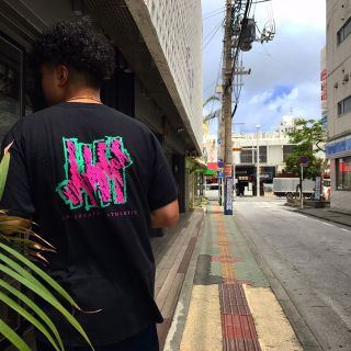 アンディフィーテッド(UNDEFEATED)のUNDEFEATED SCRIBBLE Tシャツ Mサイズ(Tシャツ/カットソー(半袖/袖なし))