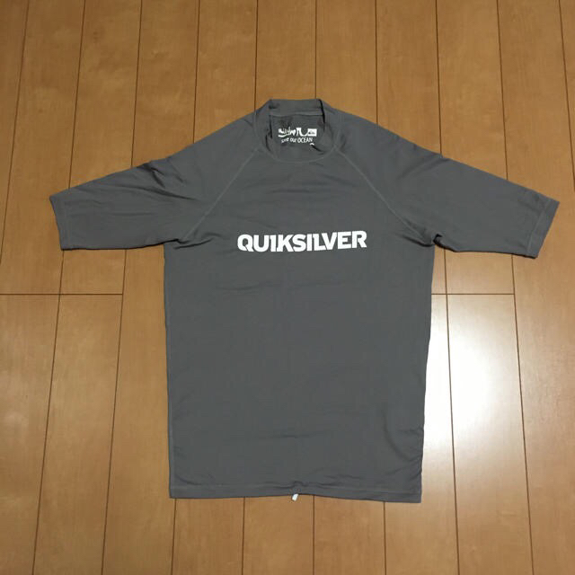 QUIKSILVER(クイックシルバー)のラッシュガード☆メンズ Mサイズ☆ クイックシルバー 半袖 メンズの水着/浴衣(水着)の商品写真