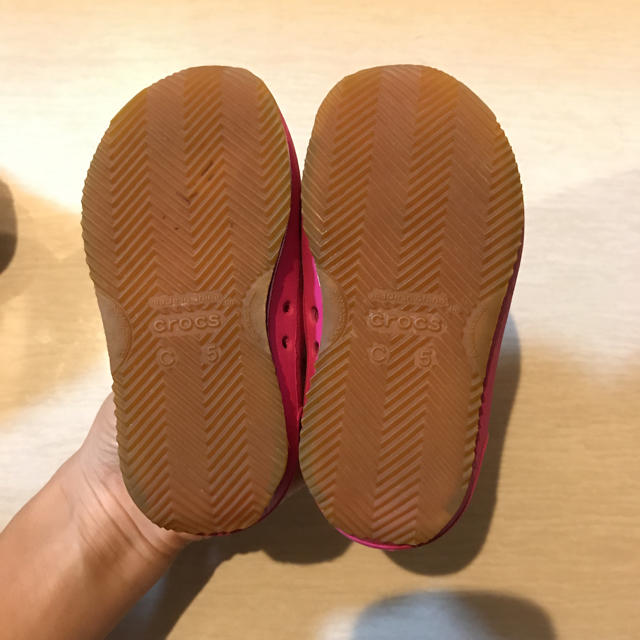 crocs(クロックス)の女の子用ピンクのクロックスC5 13cm位お出かけ用バレエシューズ水遊び靴プール キッズ/ベビー/マタニティのベビー靴/シューズ(~14cm)(サンダル)の商品写真