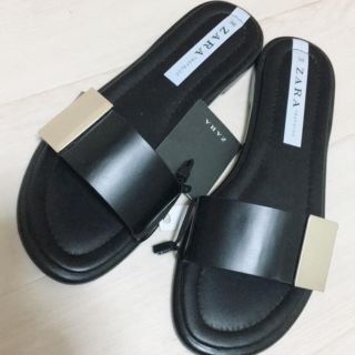 ザラ(ZARA)のZARA サンダル フラット ゴールド メタルプレート 新品未使用(サンダル)