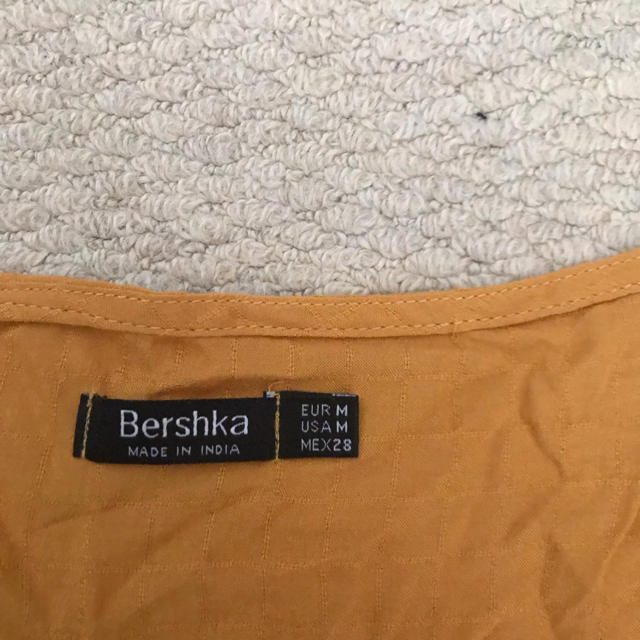 Bershka(ベルシュカ)のウエストマーク クロップド丈トップス レディースのトップス(カットソー(半袖/袖なし))の商品写真