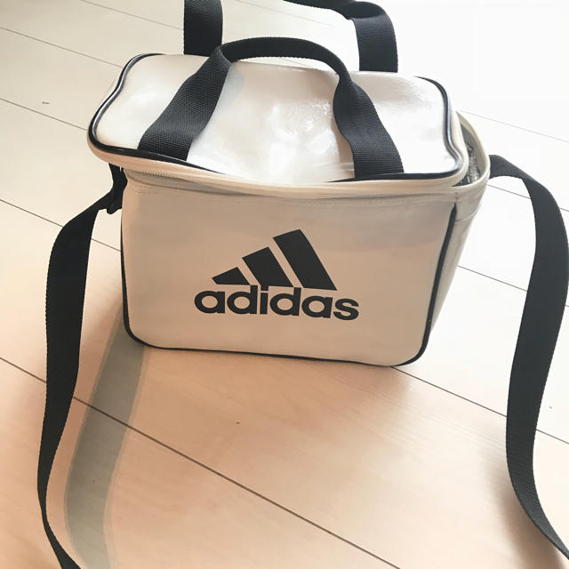 adidas(アディダス)のアディダスの保冷バッグ インテリア/住まい/日用品のキッチン/食器(弁当用品)の商品写真