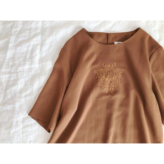 刺繍のブラウンシャツ(シャツ/ブラウス(半袖/袖なし))