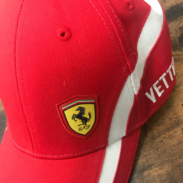 Ferrari(フェラーリ)のフェラーリ F1 オフィシャルファンCAP 2015 (セバスチャン・ベッテル) エンタメ/ホビーのエンタメ その他(その他)の商品写真