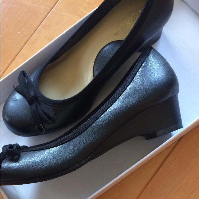 マルイ(マルイ)の新品同様パンプス マルイ 21.0センチ 黒 リボン付 レディースの靴/シューズ(ハイヒール/パンプス)の商品写真