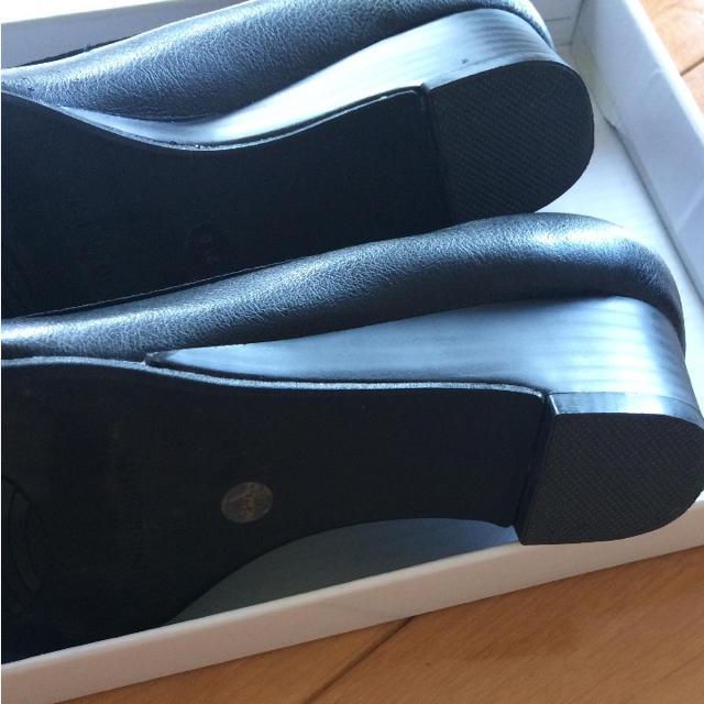 マルイ(マルイ)の新品同様パンプス マルイ 21.0センチ 黒 リボン付 レディースの靴/シューズ(ハイヒール/パンプス)の商品写真