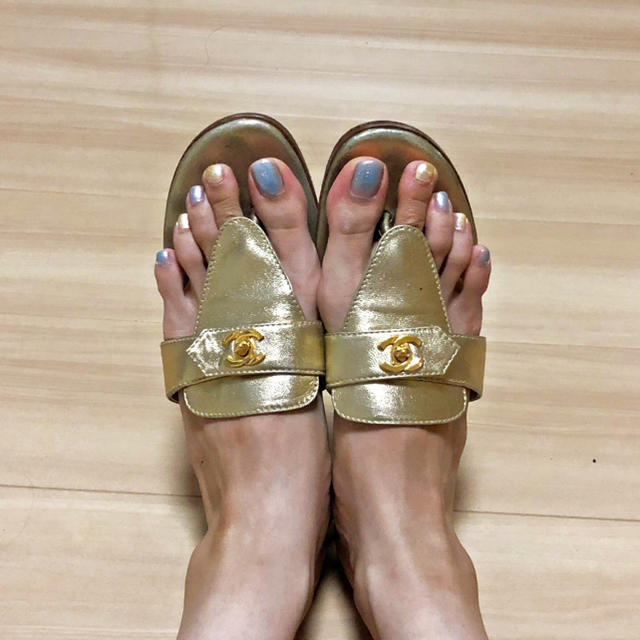 CHANEL(シャネル)の⭐️今夏限定⭐️ CHANEL ❤️ サンダル ❤️ ゴールド レディースの靴/シューズ(サンダル)の商品写真