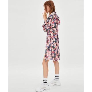 ザラ(ZARA)の完売品 ザラ フラワー ウインドブレーカー 軽量 フーディー スウェット ワンピ(スプリングコート)