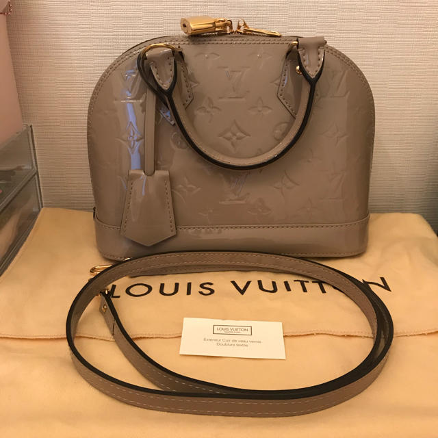 LOUIS VUITTON(ルイヴィトン)のルイ・ヴィトン モノグラム・ヴェルニ アルマBB レディースのバッグ(ハンドバッグ)の商品写真