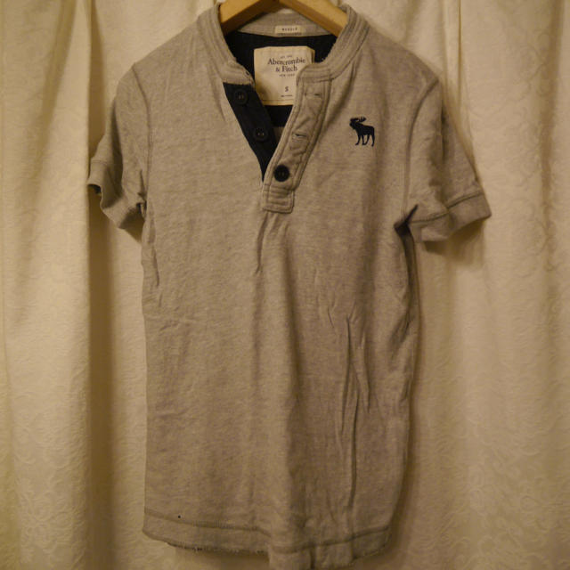 Abercrombie&Fitch(アバクロンビーアンドフィッチ)のアバクロ ヘンリーネックTシャツ メンズのトップス(Tシャツ/カットソー(半袖/袖なし))の商品写真