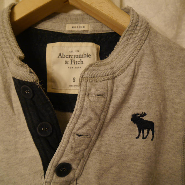 Abercrombie&Fitch(アバクロンビーアンドフィッチ)のアバクロ ヘンリーネックTシャツ メンズのトップス(Tシャツ/カットソー(半袖/袖なし))の商品写真