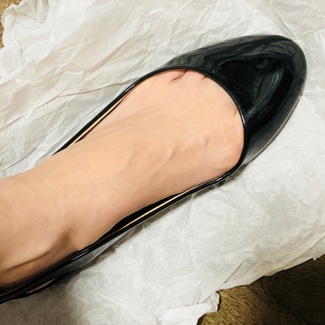ZARA(ザラ)のザラ パンプス フラットシューズ 黒 エナメル レディースの靴/シューズ(バレエシューズ)の商品写真