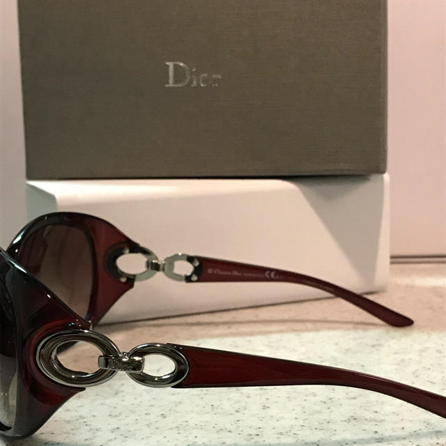 Dior(ディオール)のDiorサングラス バーガンディ レッドブラウン 新品未使用 レディースのファッション小物(サングラス/メガネ)の商品写真