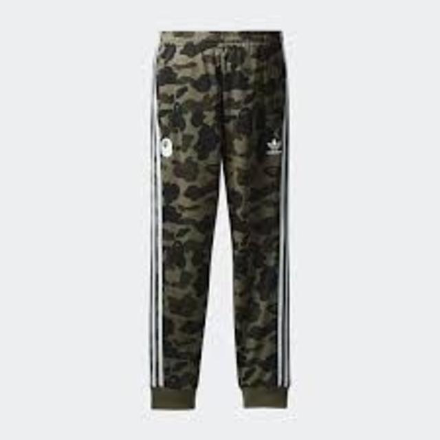 A BATHING APE(アベイシングエイプ)の即発送！ 希少サイズ 緑 XL★BAPE × adidas トラックパンツ メンズのパンツ(その他)の商品写真