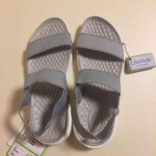 クロックス(crocs)の新品 レディース サンダル 23cm ライトグレー(サンダル)