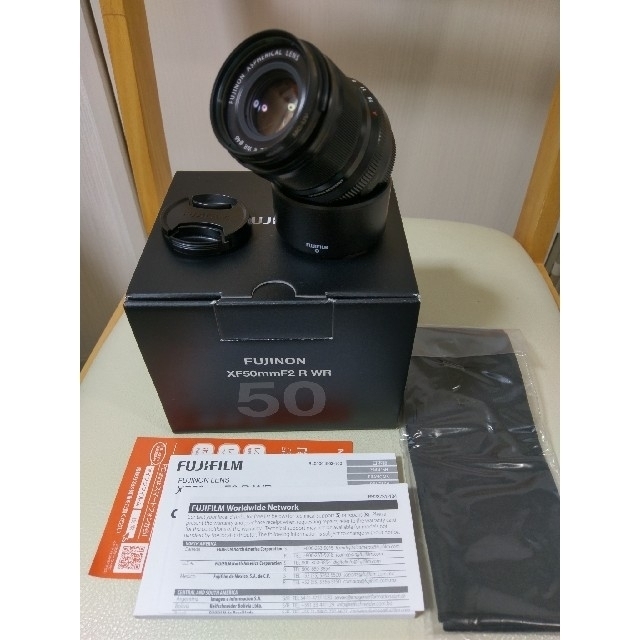 富士フイルム(フジフイルム)のFUJIFILM XF50mm F2 R WR 保証付き　フィルター付き スマホ/家電/カメラのカメラ(レンズ(単焦点))の商品写真