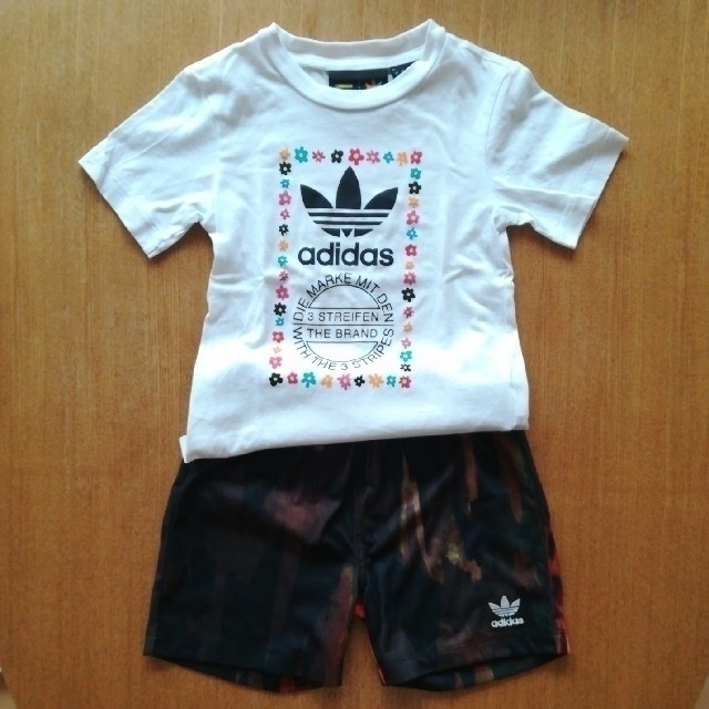 adidas(アディダス)のadidas×Pharrell Williams 上下セット キッズ/ベビー/マタニティのキッズ服男の子用(90cm~)(Tシャツ/カットソー)の商品写真