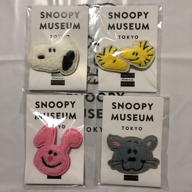 SNOOPY(スヌーピー)のスヌーピー ミュージアム 限定のさがら織バッジ4点セット エンタメ/ホビーのアニメグッズ(バッジ/ピンバッジ)の商品写真