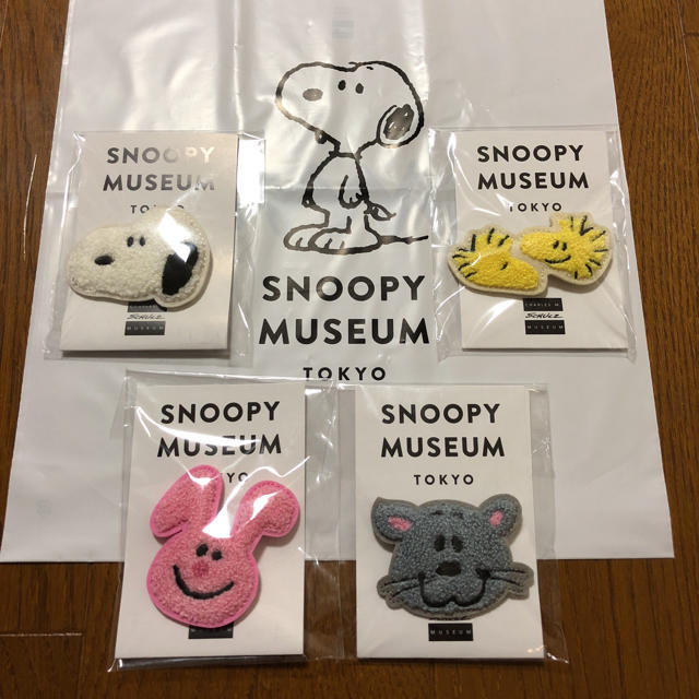 SNOOPY(スヌーピー)のスヌーピー ミュージアム 限定のさがら織バッジ エンタメ/ホビーのアニメグッズ(バッジ/ピンバッジ)の商品写真