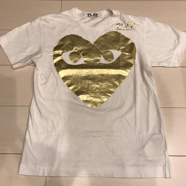 COMME des GARCONS(コムデギャルソン)のコム・デ・ギャルソン「PLAY」ゴールドプリント Tシャツ メンズのトップス(Tシャツ/カットソー(半袖/袖なし))の商品写真