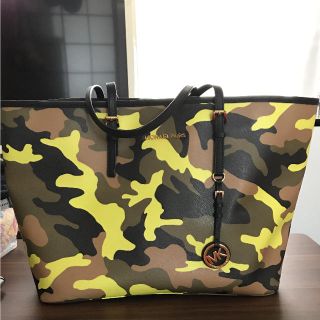 マイケルコース(Michael Kors)のマイケルコース 迷彩 バック(トートバッグ)