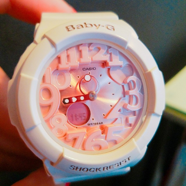 Baby-G(ベビージー)のBabyG　白　ネオン レディースのファッション小物(腕時計)の商品写真