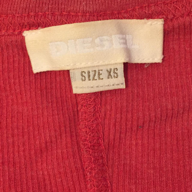 DIESEL(ディーゼル)のDiesel カットソー レッド ヘンリーネック XS レディースのトップス(カットソー(半袖/袖なし))の商品写真