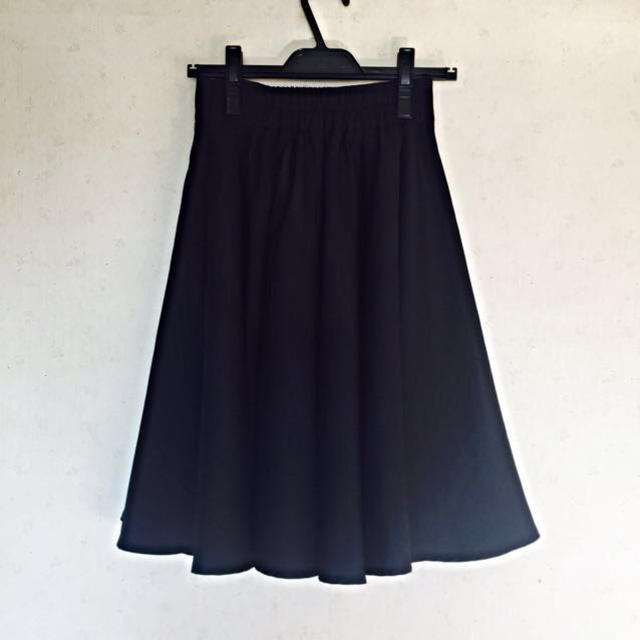 定番！ブラックミモレ丈スカート レディースのスカート(ひざ丈スカート)の商品写真