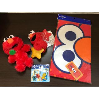 セサミストリート(SESAME STREET)の新品🌟エルモフェイスタオル  エルモキーホルダー2個   チャームセット(キャラクターグッズ)