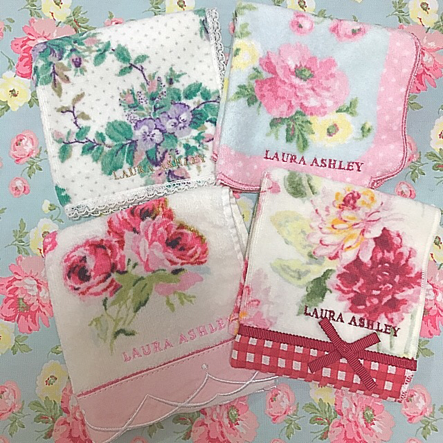 LAURA ASHLEY(ローラアシュレイ)の【🌷ちゆ様 専用🌷】ローラアシュレイ タオル ハンカチ8枚、化粧ポーチ🌸 レディースのファッション小物(ハンカチ)の商品写真