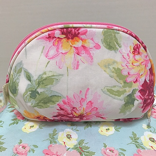 LAURA ASHLEY(ローラアシュレイ)の【🌷ちゆ様 専用🌷】ローラアシュレイ タオル ハンカチ8枚、化粧ポーチ🌸 レディースのファッション小物(ハンカチ)の商品写真