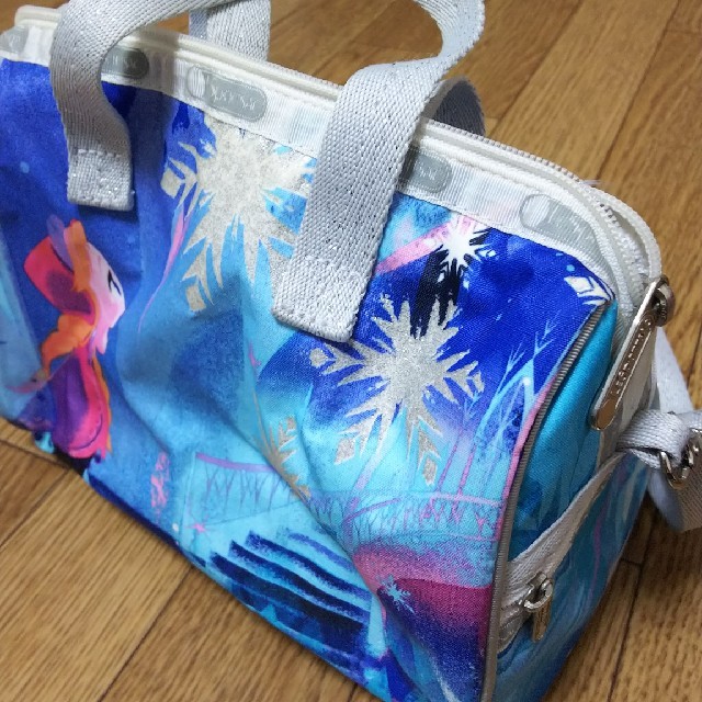 LeSportsac(レスポートサック)のアナと雪の女王ショルダーバッグ レディースのバッグ(ショルダーバッグ)の商品写真