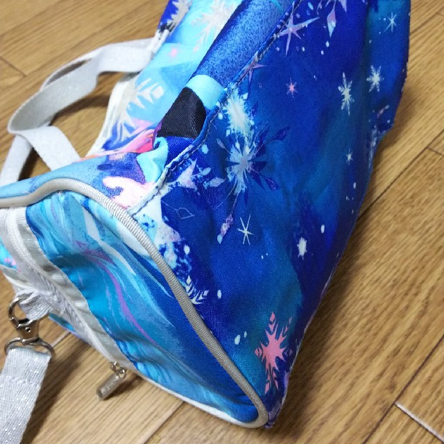 LeSportsac(レスポートサック)のアナと雪の女王ショルダーバッグ レディースのバッグ(ショルダーバッグ)の商品写真