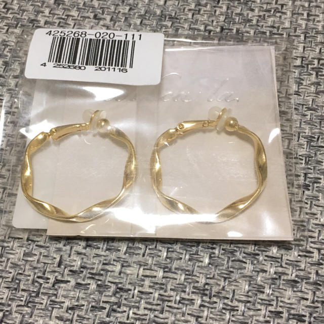 ねじりフープイヤリング レディースのアクセサリー(イヤリング)の商品写真